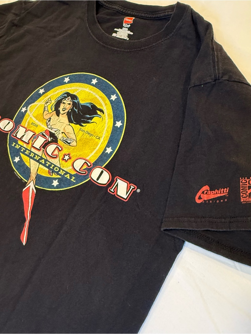 Wonder Woman Comic Con  San diego Dated 2016 Sz L Y2K DC comics Y2K